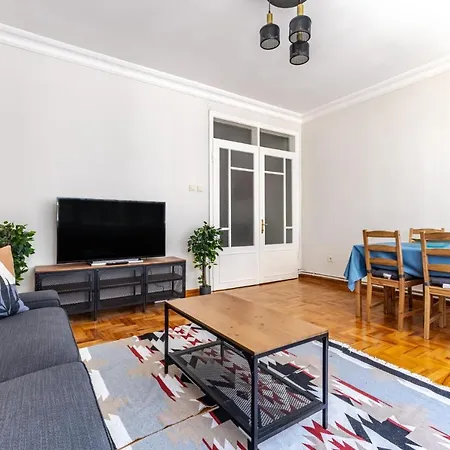 Charming Retreat With Balcony 7 Min To Bomontiada דירה איסטמבול