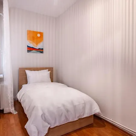 Appartement Charming Retreat With Balcony 7 Min To Bomontiada