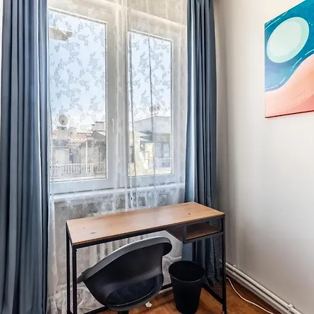 Charming Retreat With Balcony 7 Min To Bomontiada * Istambul