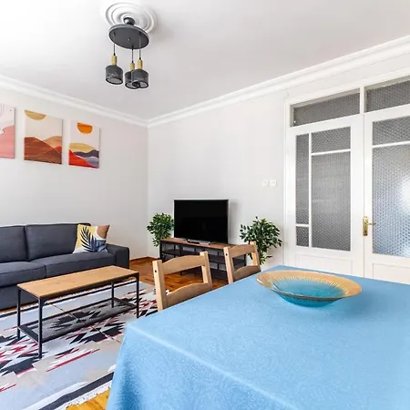 Charming Retreat With Balcony 7 Min To Bomontiada * Istambul